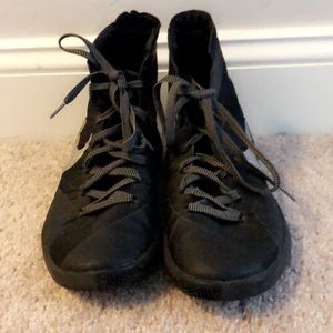 Black nike hyper dunks for basketball
